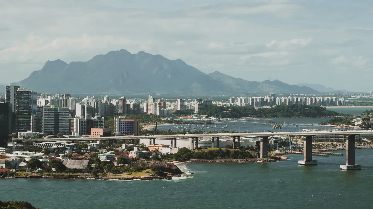 Vista aérea de Vitória, no Espírito Santo, com ponte e mar
