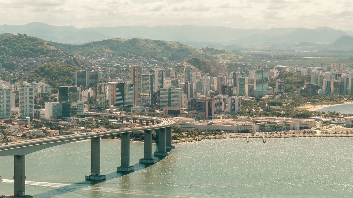 Vista aérea de Vitória, no Espírito Santo, com a Terceira Ponte